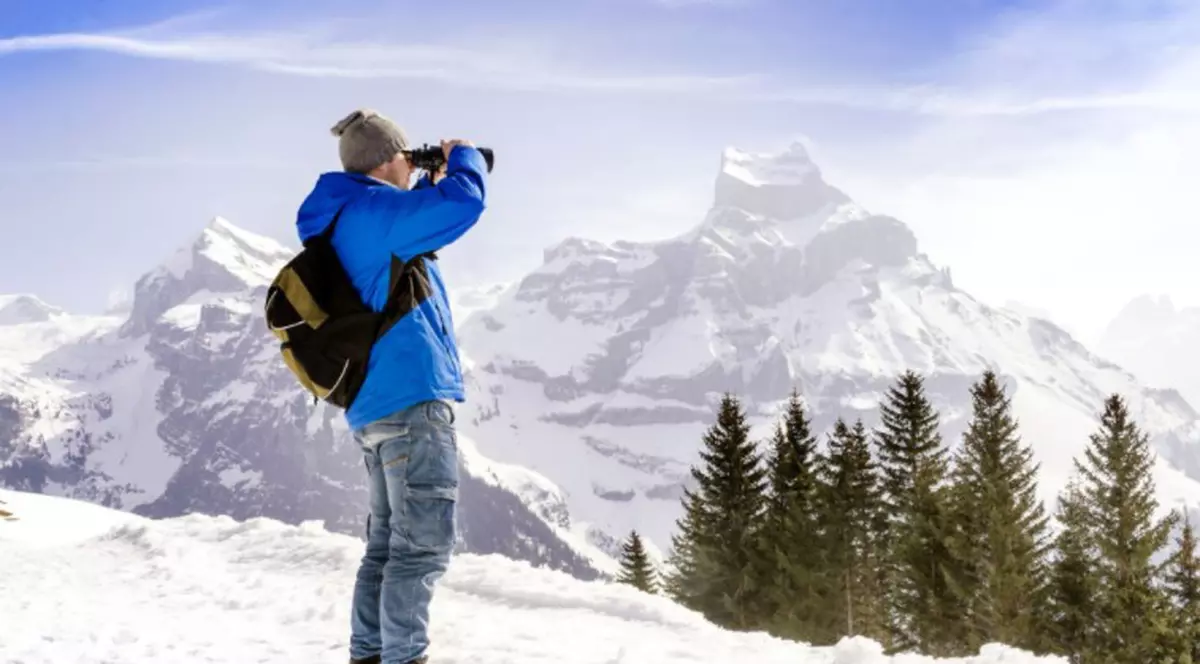 Cum să rămâi în siguranță atunci când pleci într-o drumeție montană