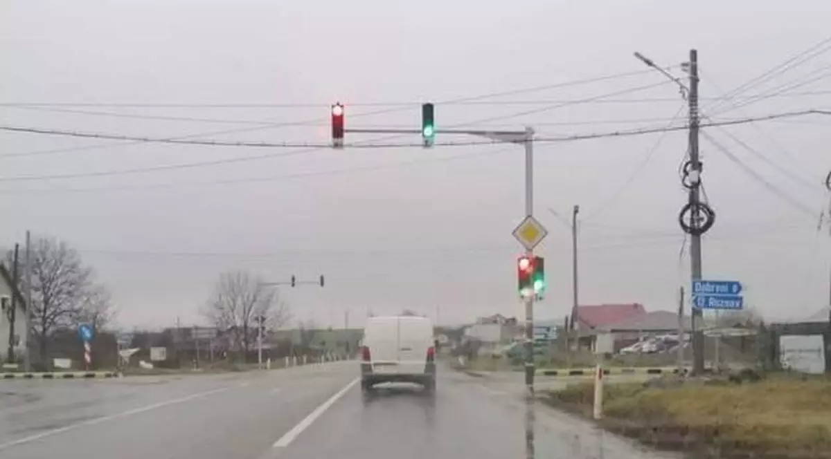 Semafoarele dintr-o intersecție din Neamț, alimentate cu energie de la un bar și lăsate fără curent de proprietar