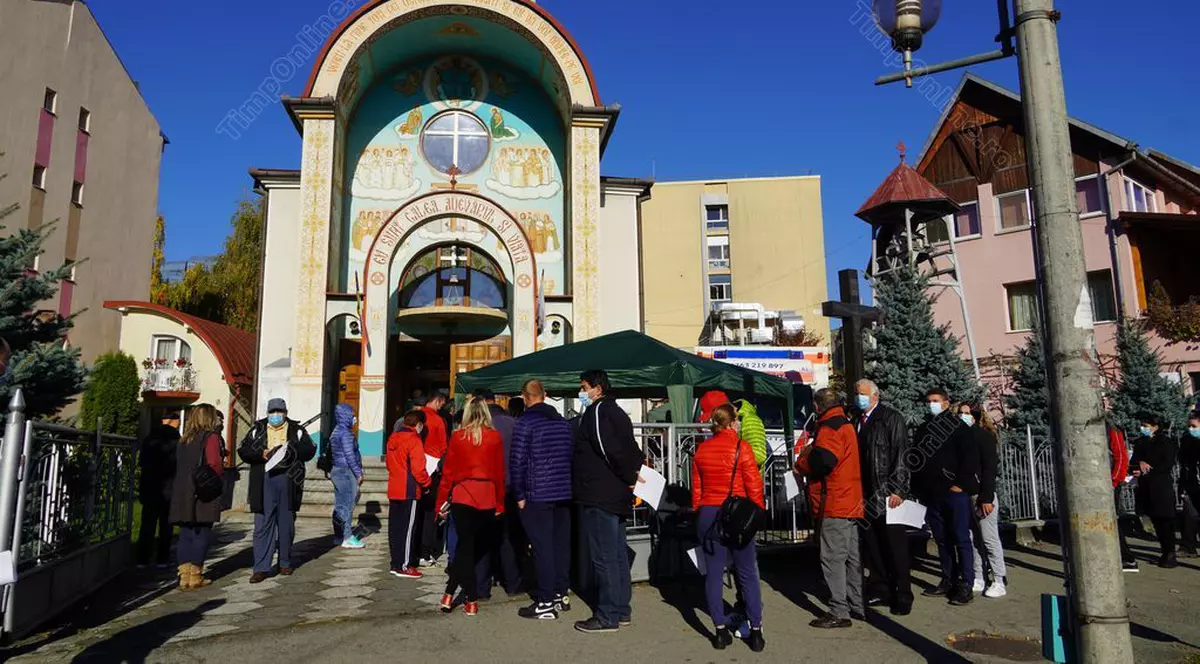 O nouă zi cu cozi la centrele de vaccinare. Imunizare în tramvai la Oradea și la biserică în Bistrița și Târgu Mureș