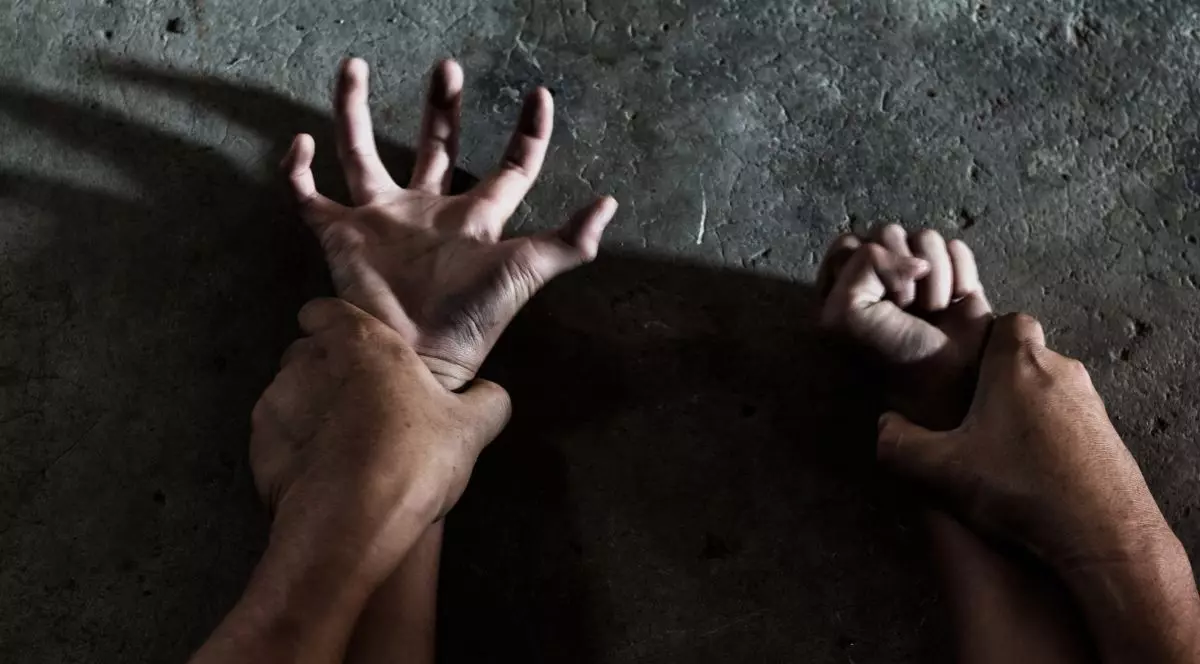 Fată de 14 ani, violată și filmată de patru tineri, în Galați. Agresorii au postat filmarea pe internet