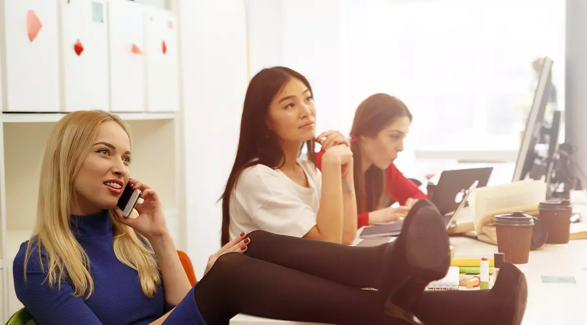 Riscurile lumii noastre pentru adolescenți. Despre „ghetoizarea” școlilor și efectul lipsei de interacțiune cu lumea reală