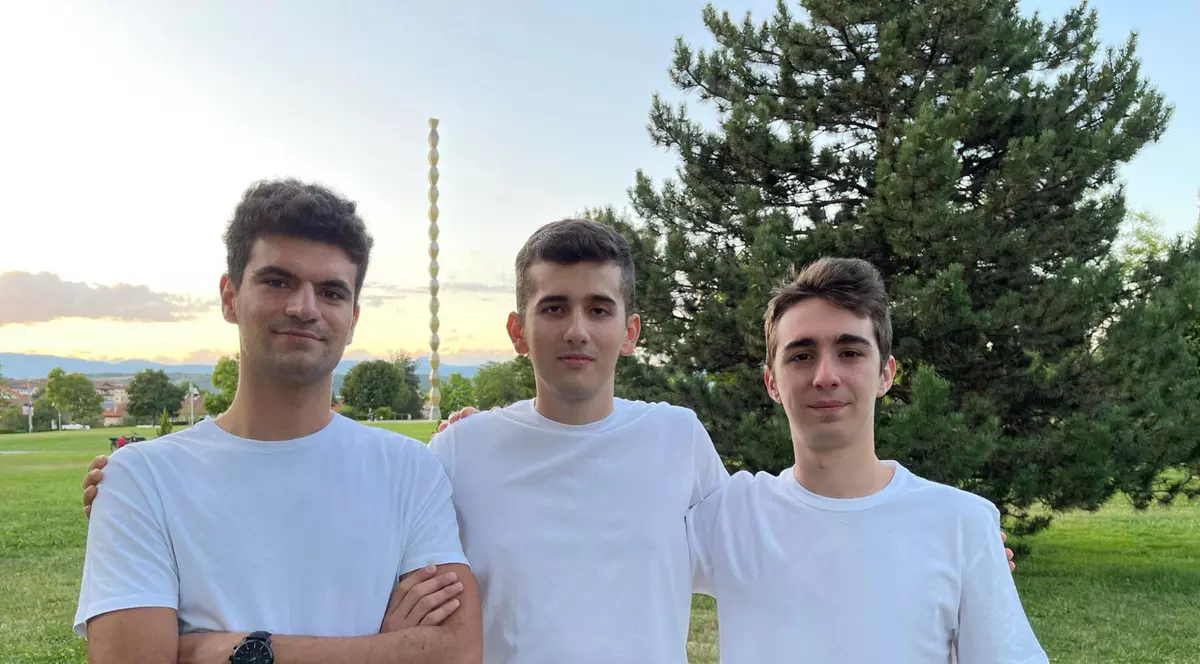 „E important să ai ciorapi călduroși”. Trei tineri din Târgu Jiu au lansat o afacere inedită cu șosete: cumperi o pereche, ei donează una
