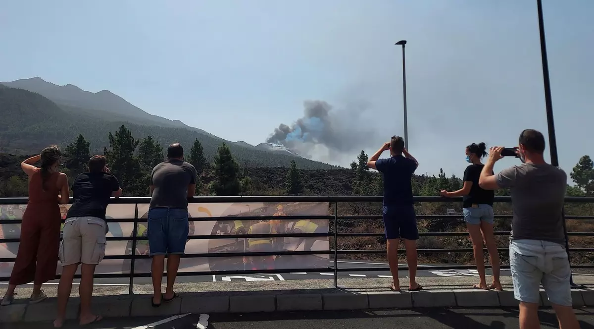 Turism vulcanologic în La Palma. Curioșii merg pe insula spaniolă să vadă cu ochii lor erupția vulcanului Cumbre Vieja