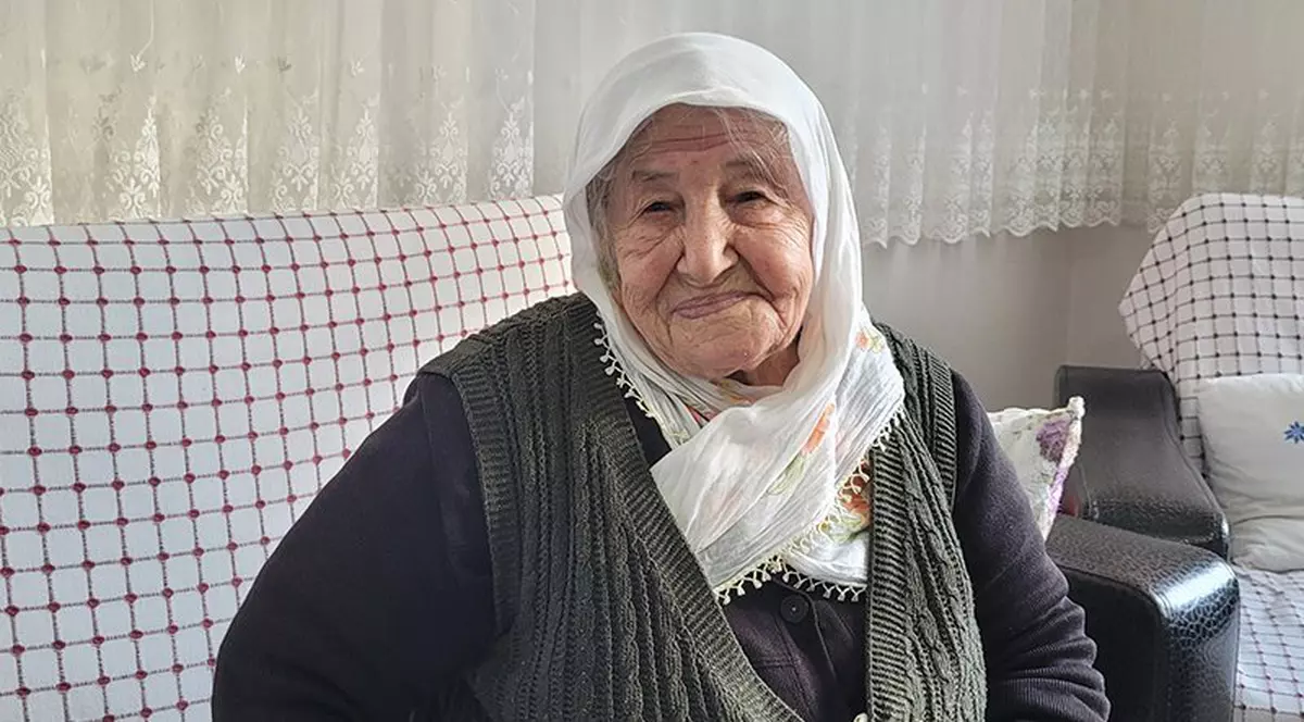 O femeie din Turcia de 106 ani s-a vindecat de COVID-19. „Dacă nu mă vaccinam, poate că acum situaţia mea ar fi fost alta”