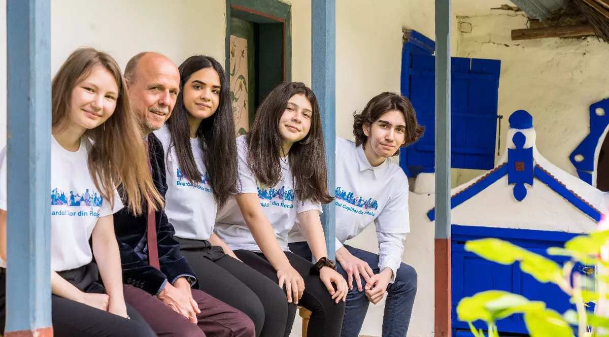 Foto Cover: Pieter Bult și o parte dintre adolescenții care sunt voluntari UNICEF (Arhiva UNICEF)