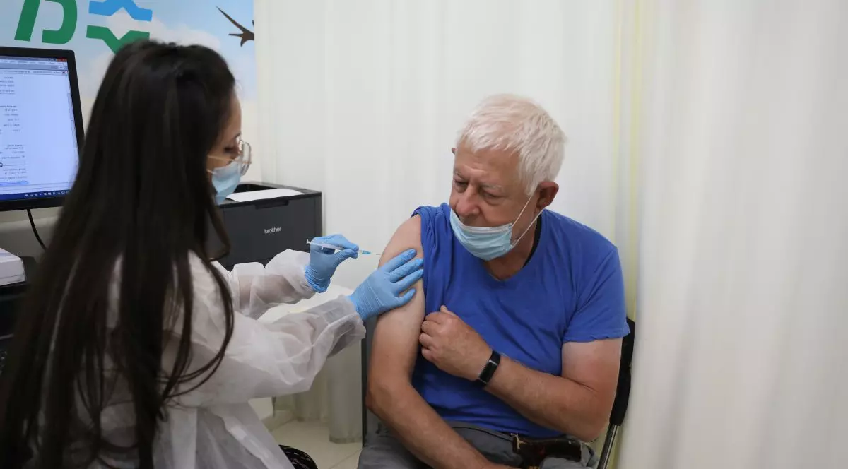 Autoritățile din Israel anunță ieșirea din valul patru al pandemiei prin vaccinarea cu a treia doză