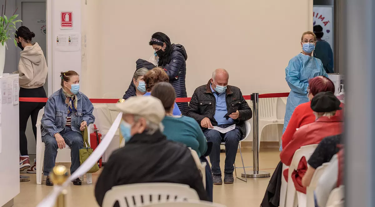 Cum a reușit o cafenea să-și convingă clienții să se vaccineze: „I-am așteptat de la vaccinare cu paracetamol în loc de bere”