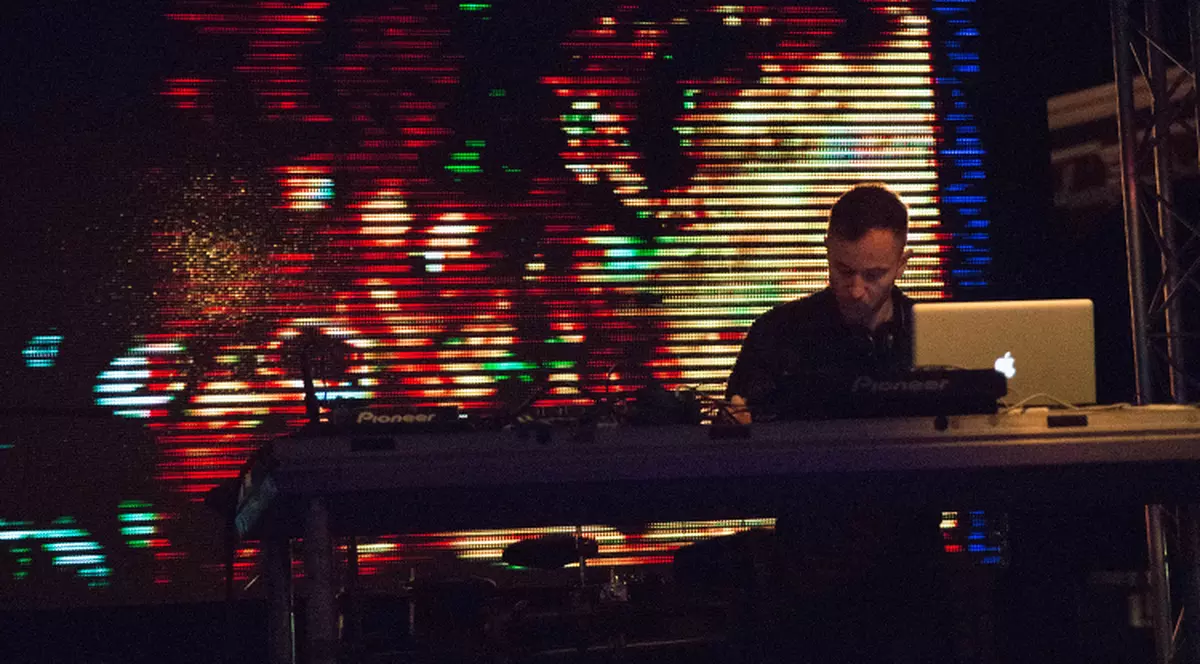 Un matematician a realizat un album muzical din undele emise de găurile negre. Cum sună?