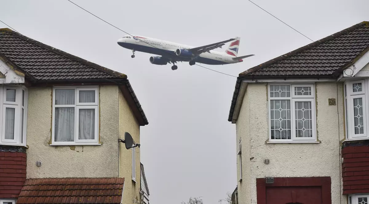 Un britanic a reclamat la Consiliul Local faptul că un avion i-a umplut curtea de deșeuri