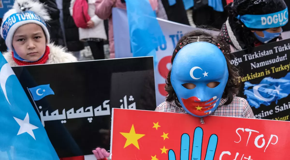 „Loviți-i până când vor cădea pe podea”. Un fost torționar povestește cum sunt chinuiți prizonierii uiguri în China