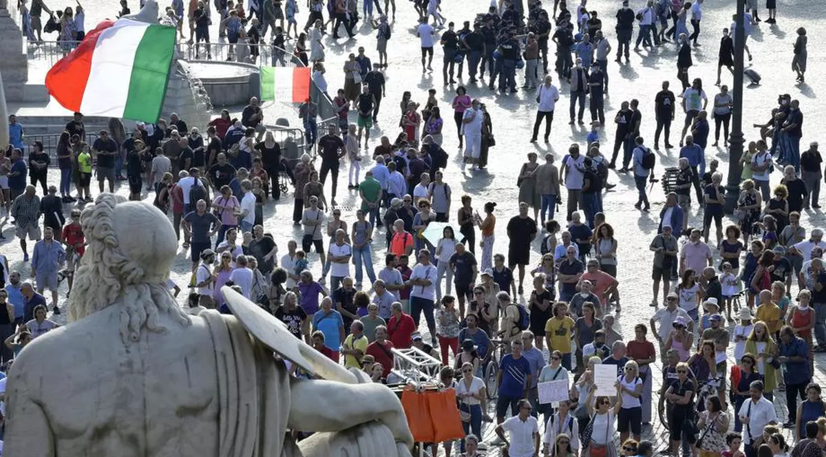 De vineri, în Italia, țară cu 80% din populație vaccinată, se muncește doar cu certificat verde COVID