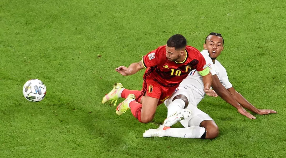 Un suporter a fost jefuit pe stadion de tricoul primit de la fotbalistul francez Jules Kounde