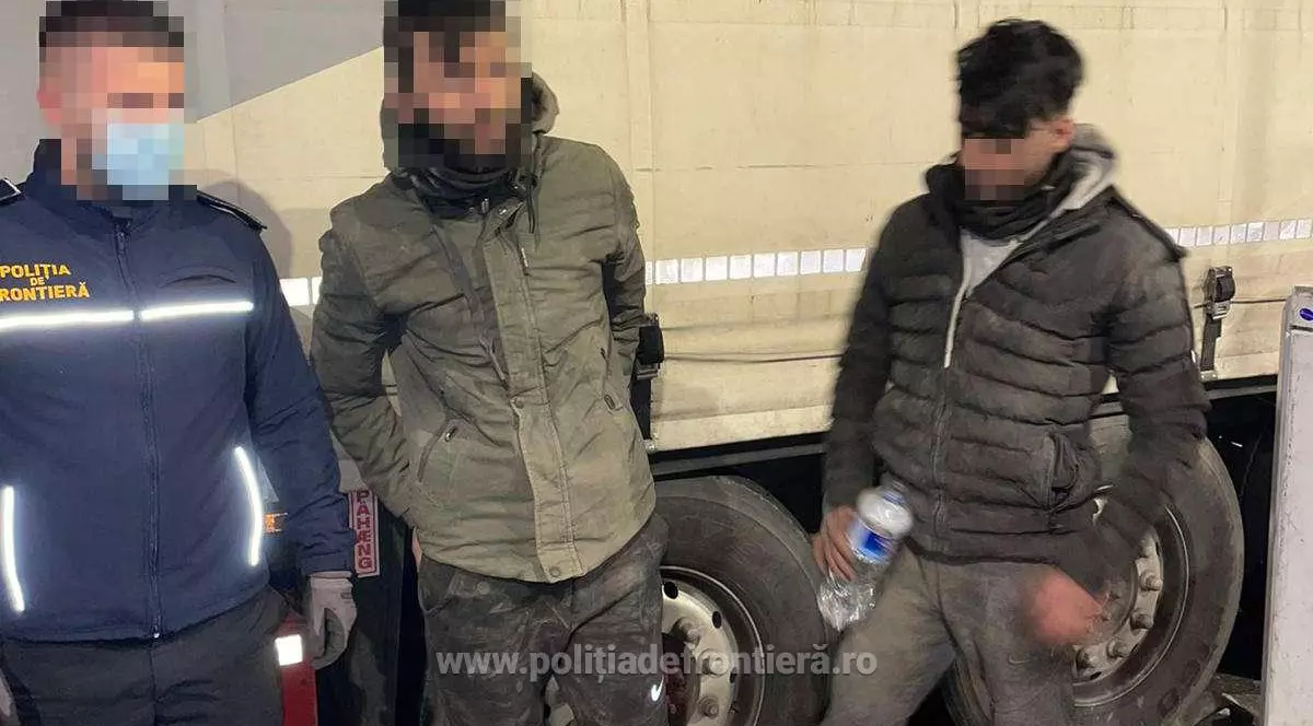 Trei afgani și un pakistanez au călătorit din Turcia până în România ascunși pe osiile unei semiremorci