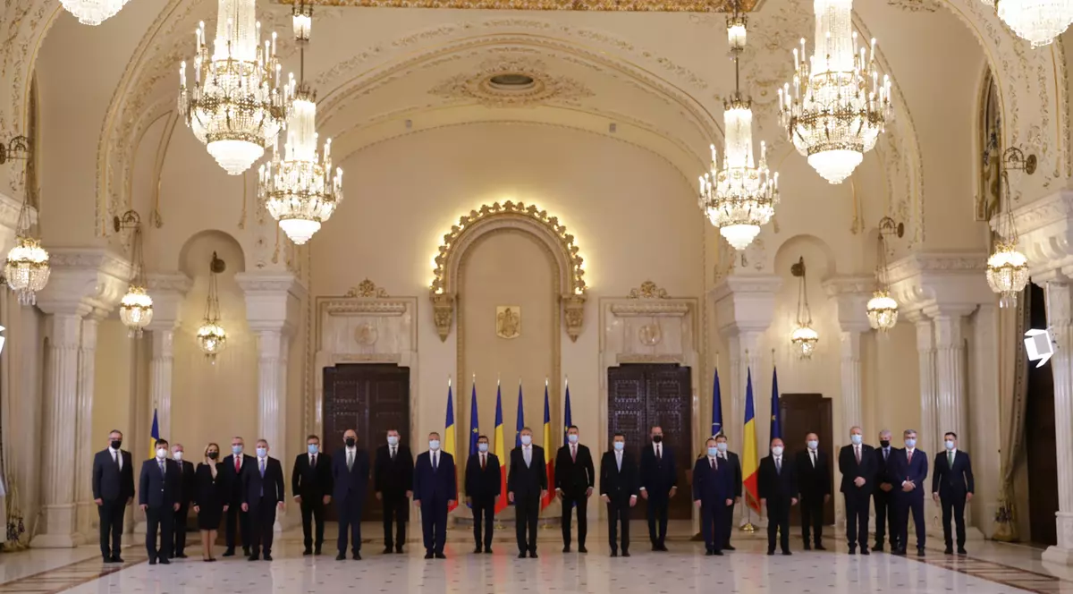 Coaliția PNL-PSD-UDMR, învestită la putere. Premierul Ciucă și miniștrii săi au depus jurământul. Iohannis: „Vă felicit”