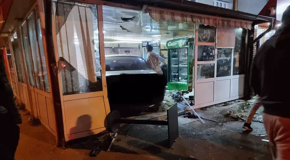 Accident rutier la Bârlad. Un tânăr de 18 ani care abia își luase permisul a intrat cu mașina într-un bar