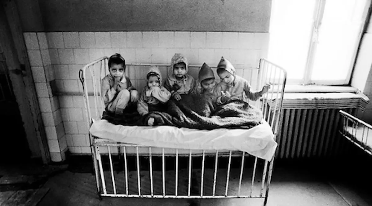 Orfelinat din România în februarie 1990, fotografie de Mike Abrahams