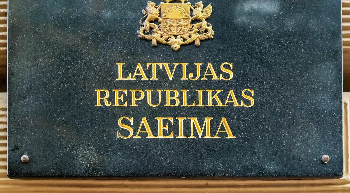 Deputații nevaccinați din Letonia au rămas fără drept de vot în Parlament. S-au ales și cu salariul redus