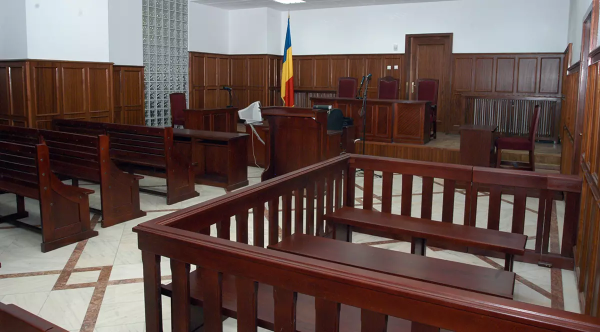 Gestul comis în sala de judecată de un bărbat care venise să conteste o simplă amendă l-a adus aproape de închisoare: „Ne mai vedem noi, puștoaico!”