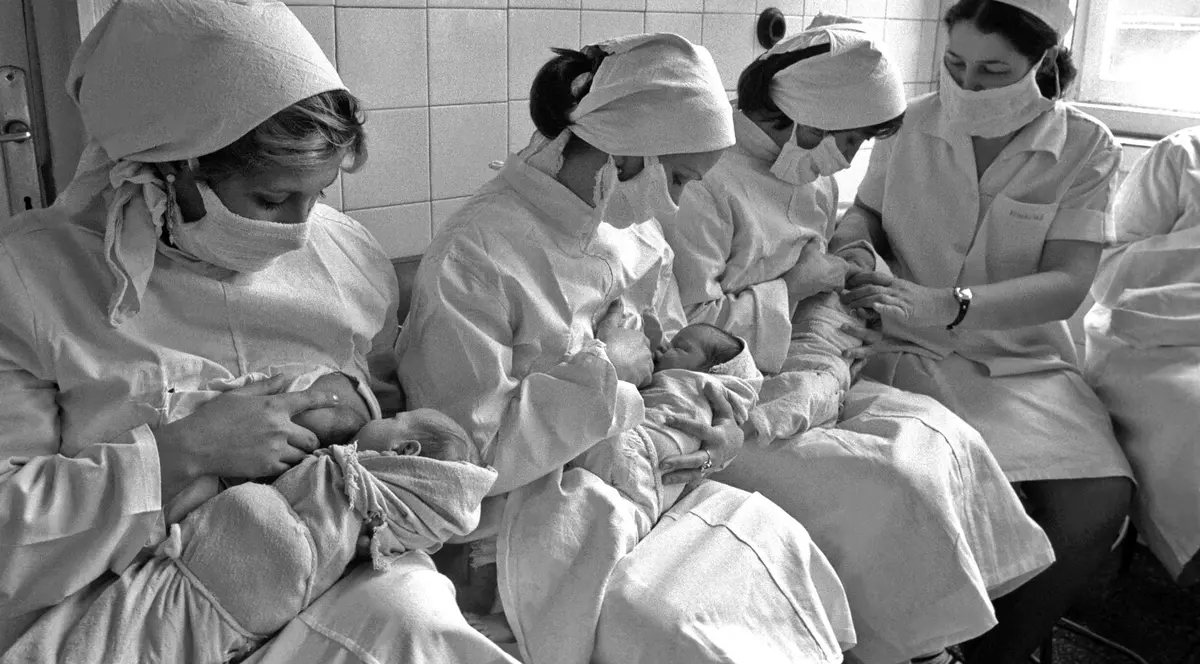 „Copilul nu aparține mamei”. Efectele decretului care a interzis avorturile în comunism se văd și azi în maternitățile românești