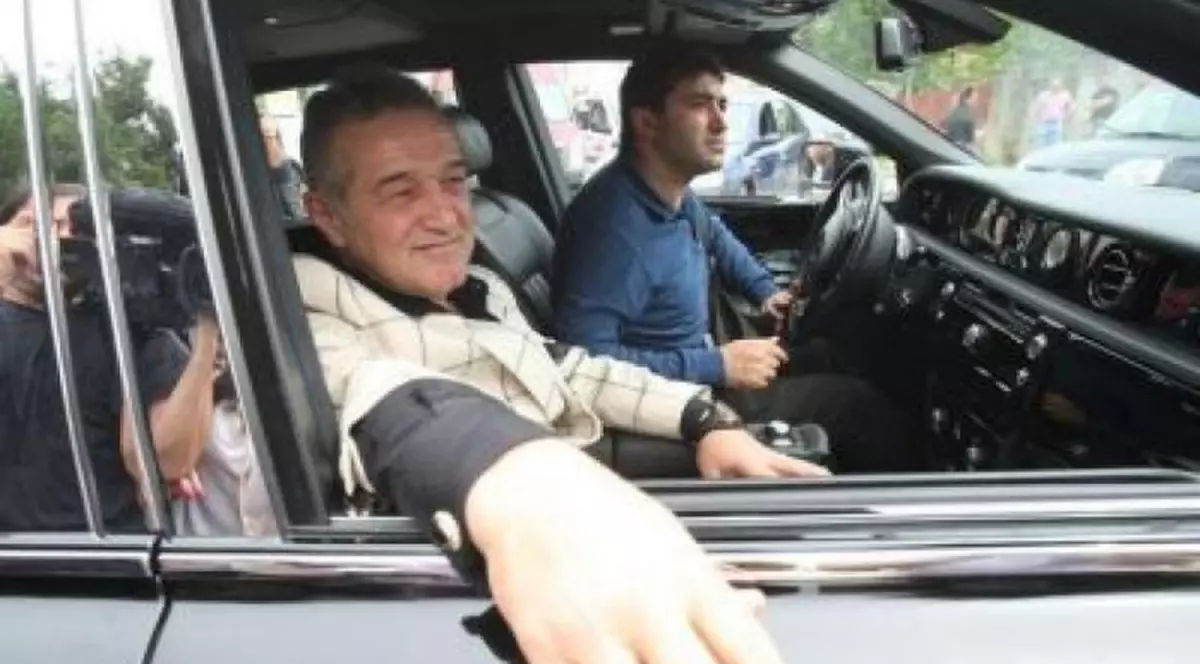 Maybach-ul lui Gigi Becali, accident în centrul Bucureștiului. Patronul FCSB era pasager în dreapta șoferului