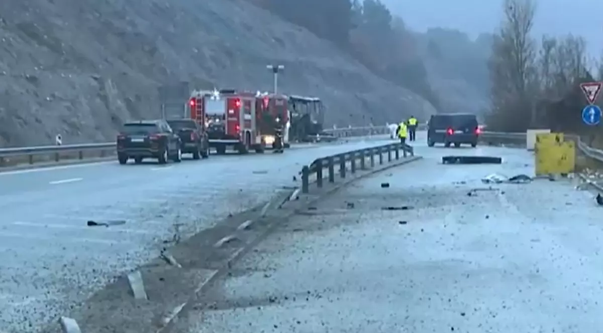 Primele imagini cu autocarul ars în care au murit cel puțin 45 de oameni, în Bulgaria: „Oamenii sunt înghesuiți acolo, carbonizați”