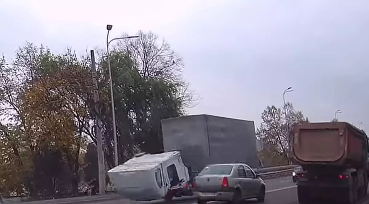 VIDEO / Cabină de camion rabatată de pe șasiu când șoferul a frânat, în Satu Mare
