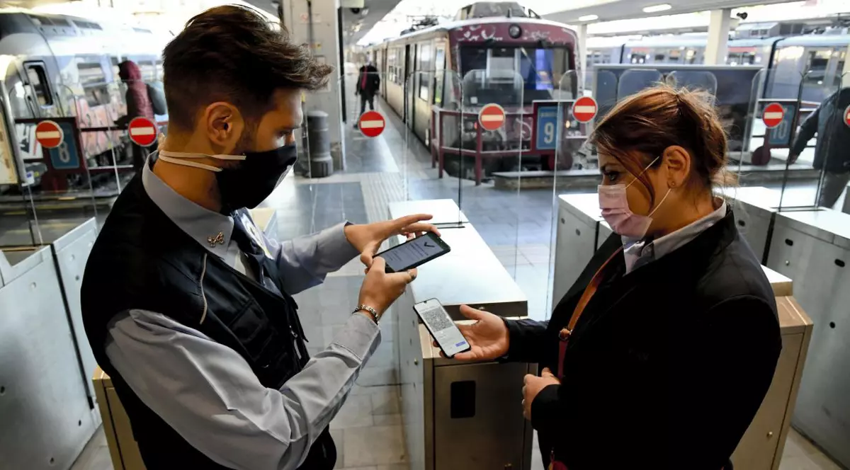 Politico: Scăderea imunității arată limitele certificatului COVID. Unele țări i-au stabilit deja un termen de expirare