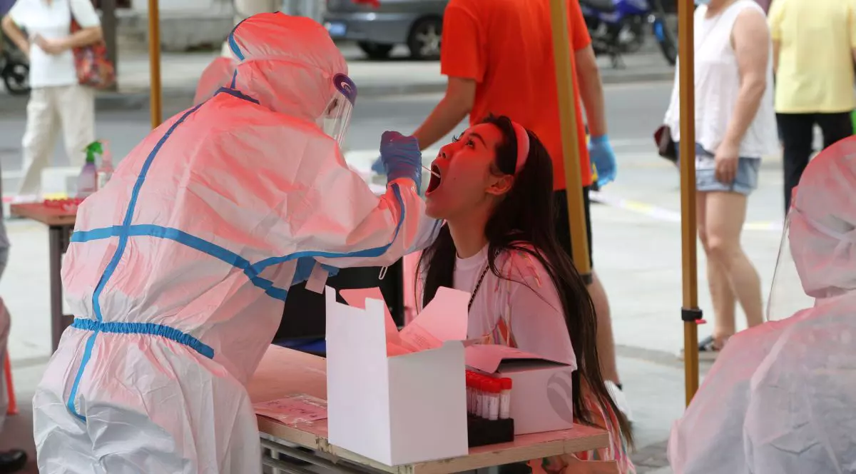Cum încearcă China să controleze cel mai mare focar de infectare cu varianta Delta, apărut într-un oraș din nord-estul țării