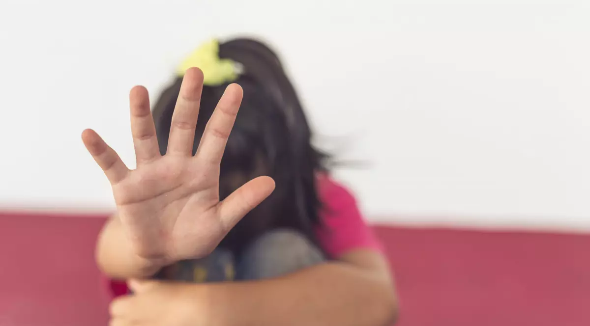 Cazul tinerilor care au violat, timp de 3 ani, mai multe copile „fiindcă merită”. Judecători: „În lipsa educației sexuale, au copiat din filme porno”