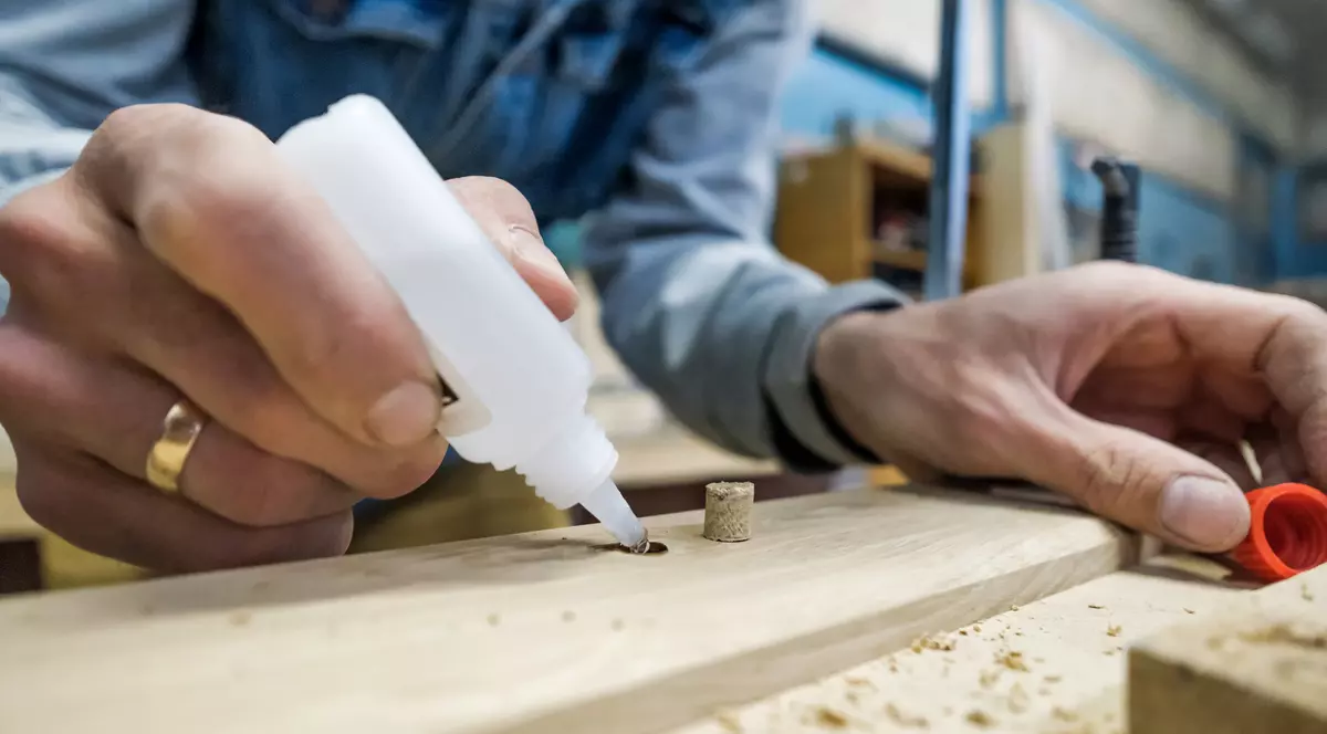 Cum cureți super glue de pe mâini