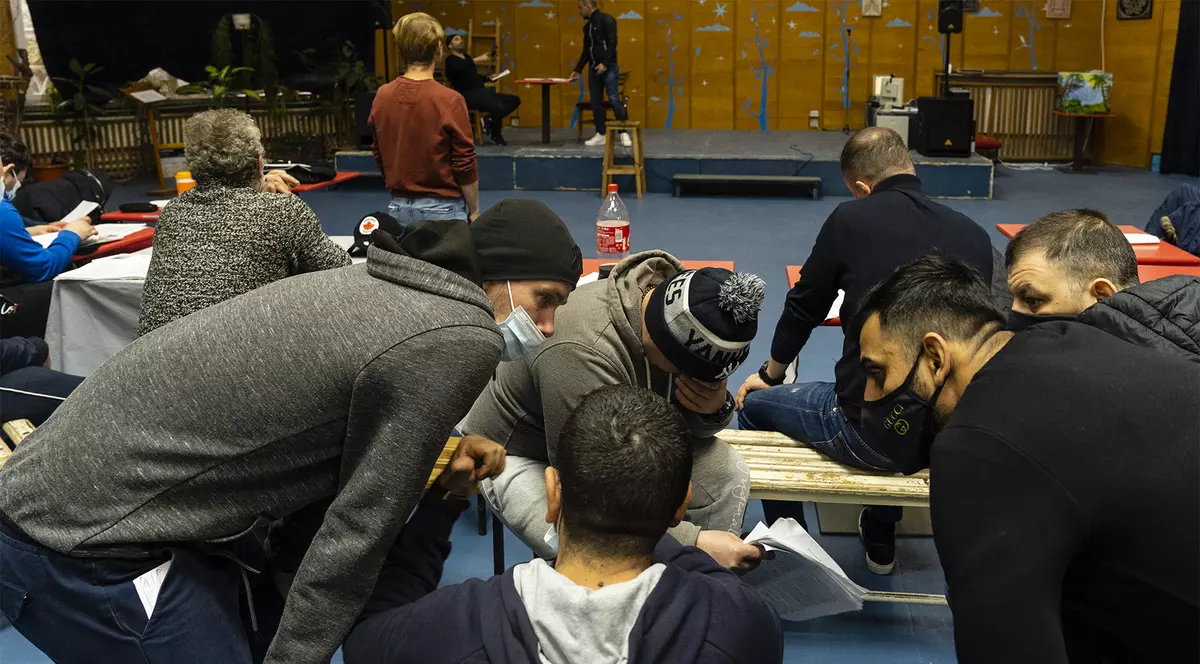 Reportaj. Libertate prin teatru pentru deținuții Penitenciarului Rahova: „Poți să fii altcineva decât cine ești în realitate”