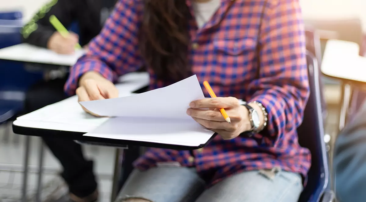 De ce se opune un expert eliminării tezelor, cerute de elevi. „Școlile românești stau prost la capitolul evaluare obiectivă”