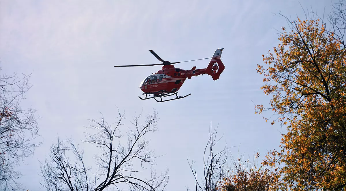 Tânăr de 23 de ani din Vaslui, în stare gravă după ce și-a tăiat gâtul cu o drujbă. Victima, preluată de un elicopter SMURD din pădure