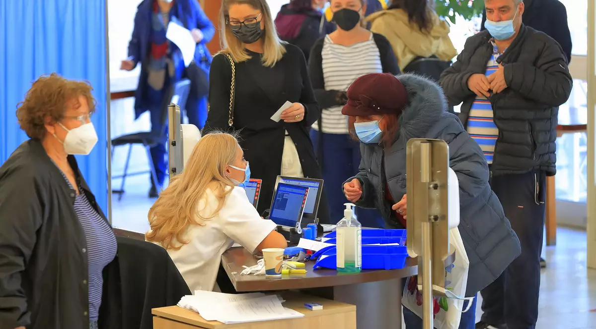 Vaccinurile nu oferă o protecţie completă în faţa noului val de infectări din Europa, avertizează OMS