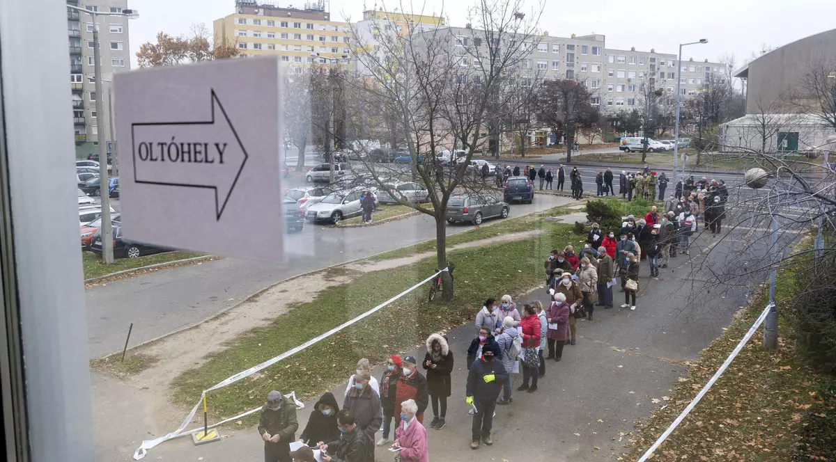 Cozi la vaccinare în Budapesta, după un record de infectări în weekend. Reuters: Europa redevine epicentrul pandemiei