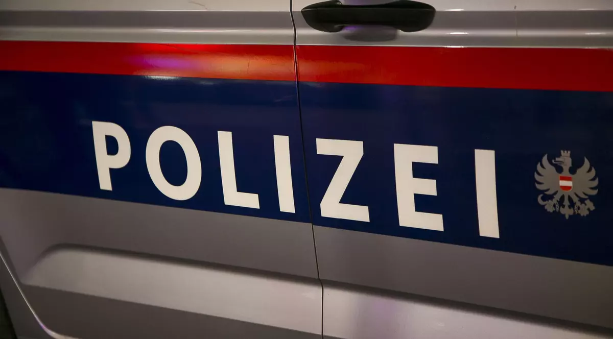 Un român din Austria a spart roțile a 91 de mașini din cartierul său. Acesta le-a spus polițiștilor că îl deranjează zgomotul făcut de vecini