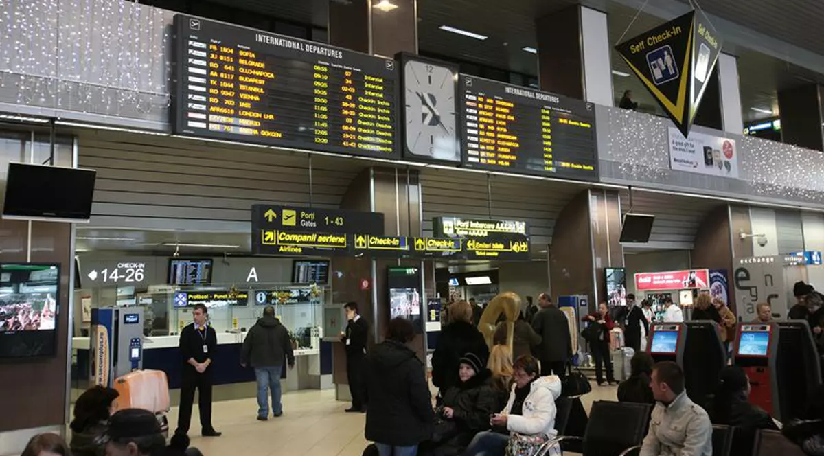 Aproape o treime din zborurile programate în luna iunie, afectate de anularea sau modificarea orarului de zbor