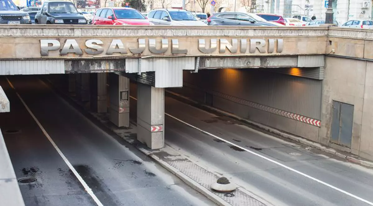 Un motociclist a murit, după ce a lovit stâlpii care delimitează cele două sensuri din Pasajul Unirii din București