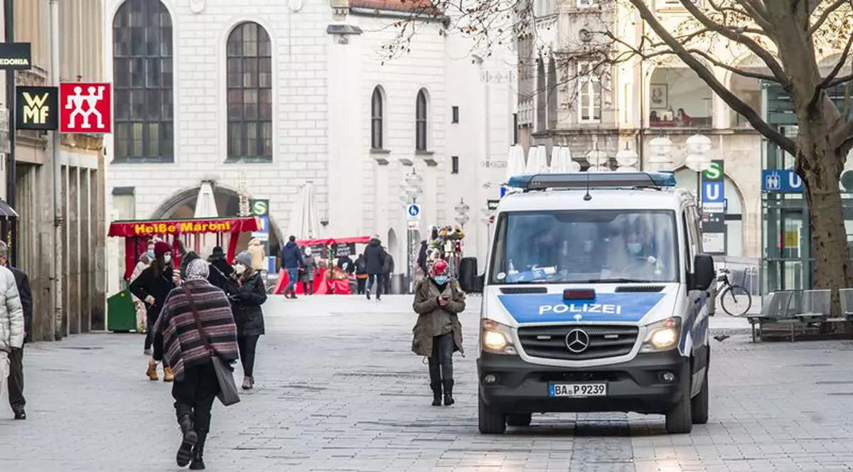 Un român a aruncat din mașină trupul neînsuflețit al unei femei pe treptele unei instituții publice din Austria