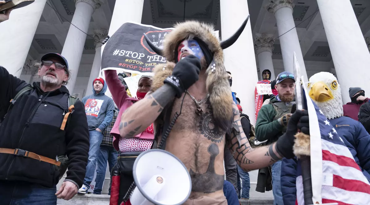 „Şamanul QAnon”, imaginea asaltului de la Capitoliu, condamnat la închisoare. Câți ani va sta după gratii