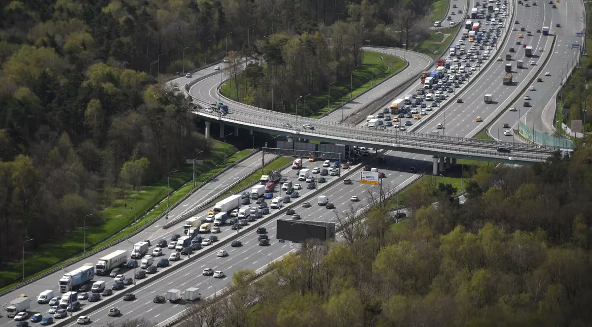Banii nu au căzut din cer, ci dintr-o dubă blindată pe o autostradă din SUA. „Zburau bancnote peste tot”