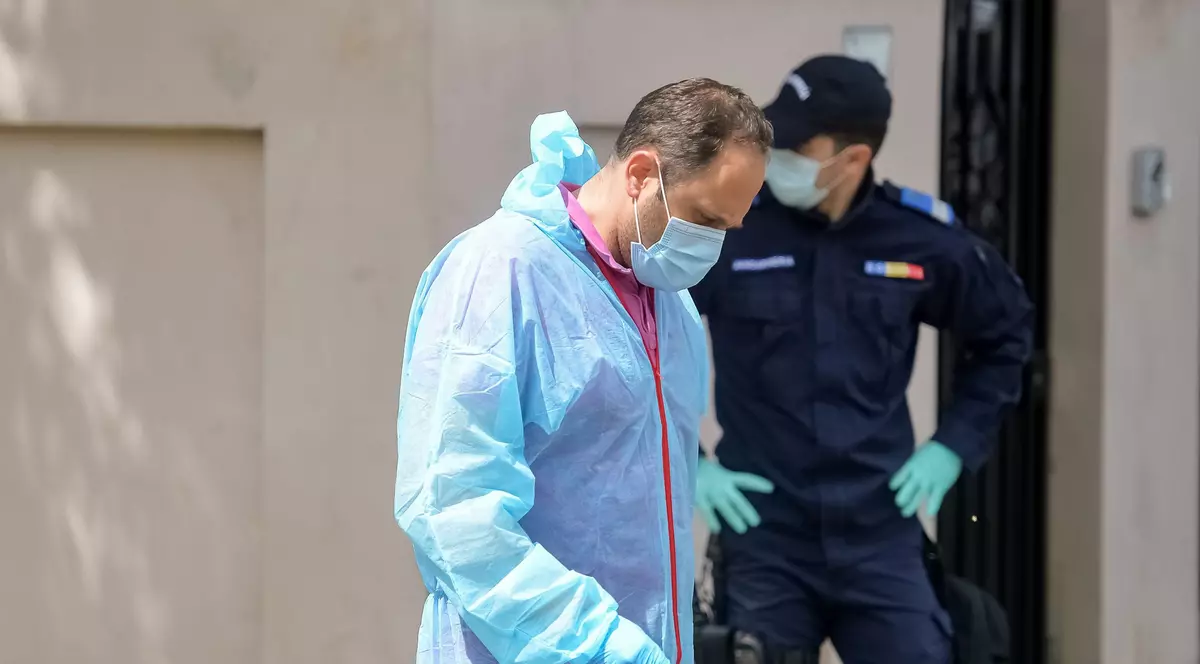 Un bărbat din Roman și-a înjunghiat soția și cele două fetițe gemene de două luni. Una dintre copile a murit pe loc