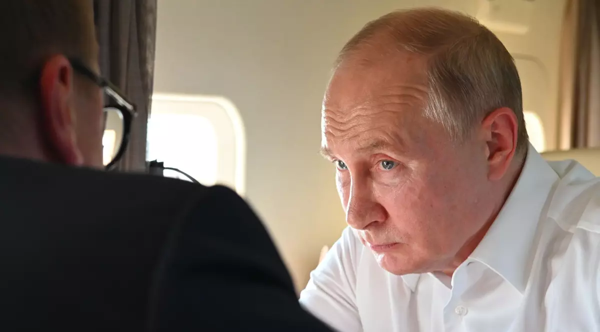 Interviu cu autorul cărții „Hai să vorbim despre Putin”: „Cred că a obosit, s-a săturat de job. E foarte plictisitor ca individ”
