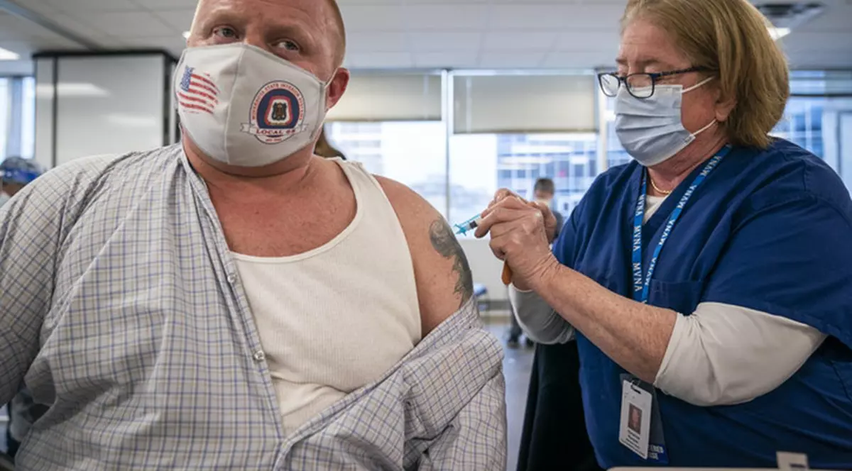 Doza booster, aprobată de SUA pentru toți adulții. Vor putea fi administrate doar serurile Pfizer și Moderna