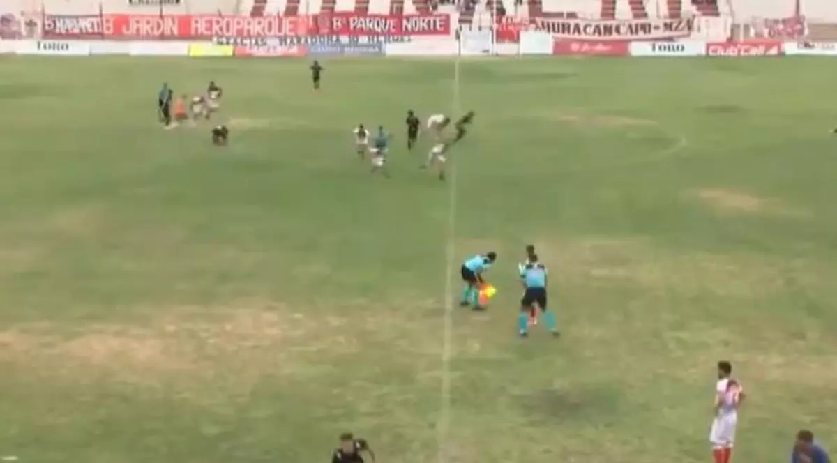 Un antrenor a fost împușcat în timpul unui meci de fotbal din Argentina