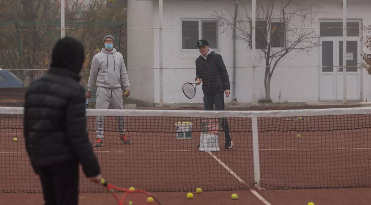 REPORTAJ. Copiii cu autism nu joacă tenis pe puncte, ci pe frânturi de atenție și fericire. „Fiecare minge peste fileu e wow”