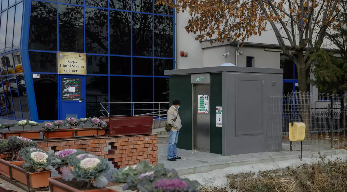 Cum arată toaleta publică de 48.000 de euro cumpărată de Primăria Bârlad. „Atâta i-a dus capul”