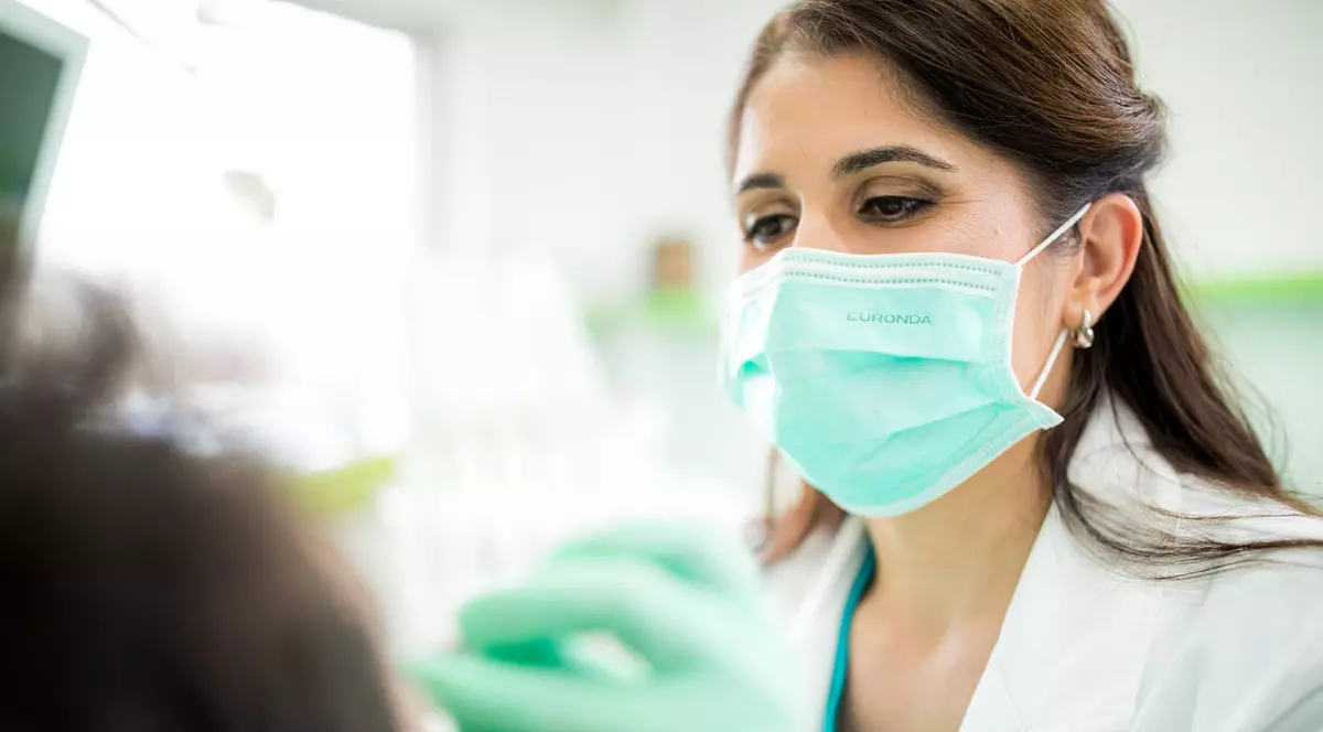 Există reduceri la implanturi dentare? Răspunsul pe care îl așteaptă mulți doritori