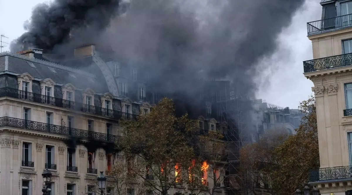 VIDEO | Incendiu puternic în centrul Parisului, lângă Opera Garnier