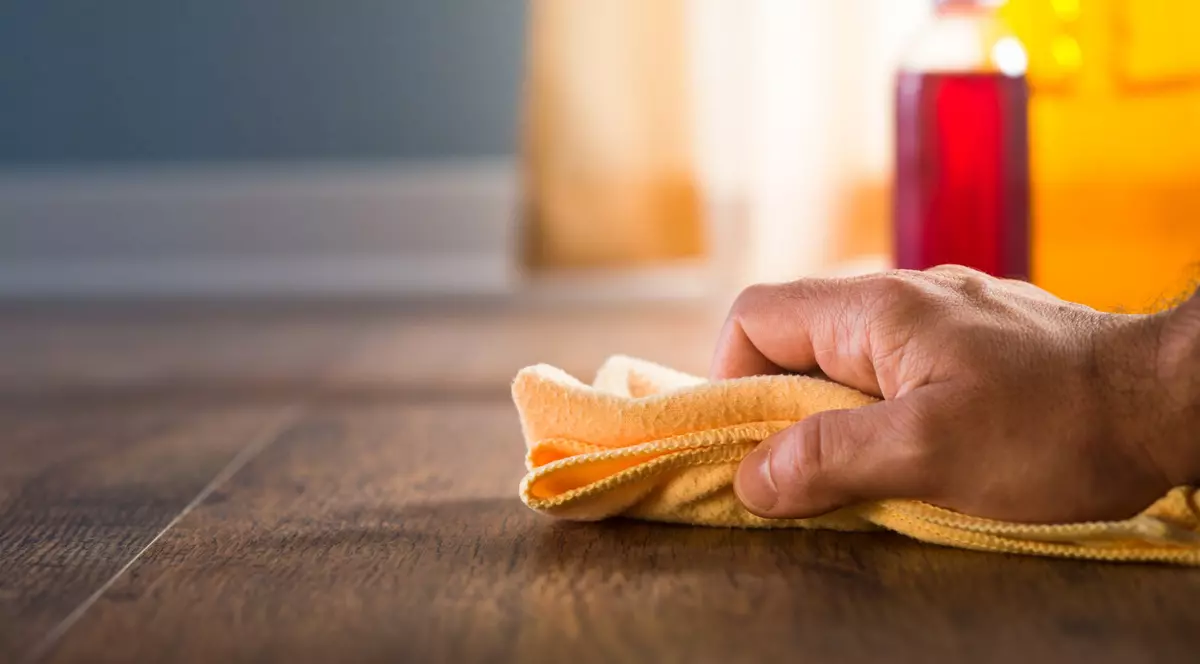 Întâi dai cu aspiratorul sau ștergi praful?